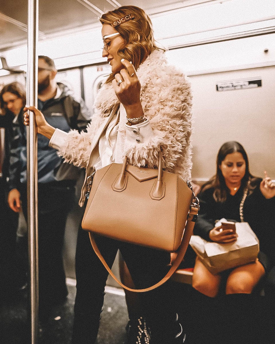 Fashion Blogger Karina Reske | NYC Subway | Gucci barrette | Leather leggings | studded flat booties | givenchy antigona old pink small 