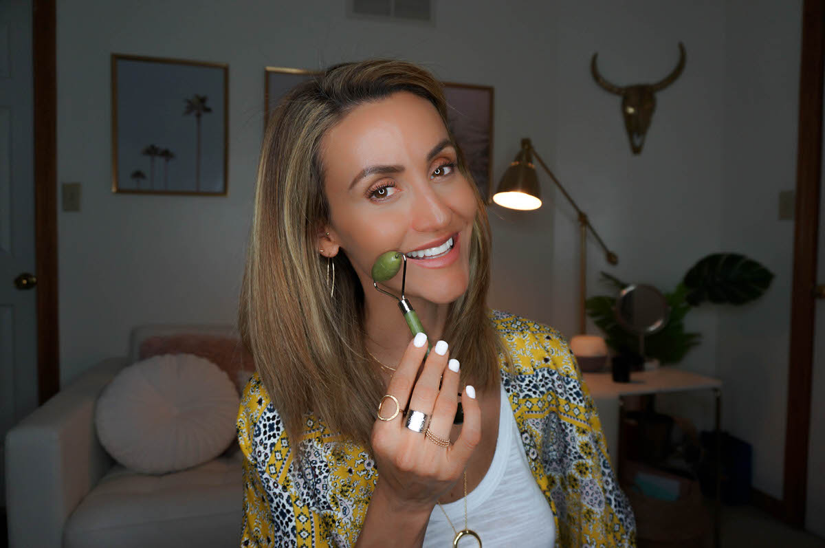 Beauty Blogger Karina reske | using a jade roller on face | Face massage | beauty rituals | Jade roller benefits