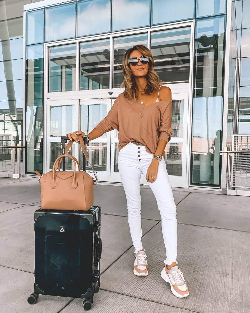 Karina Reske | Airport look | travel outfit | exposed button white kancan jeans | oversized tee | platform sporty sneaker 