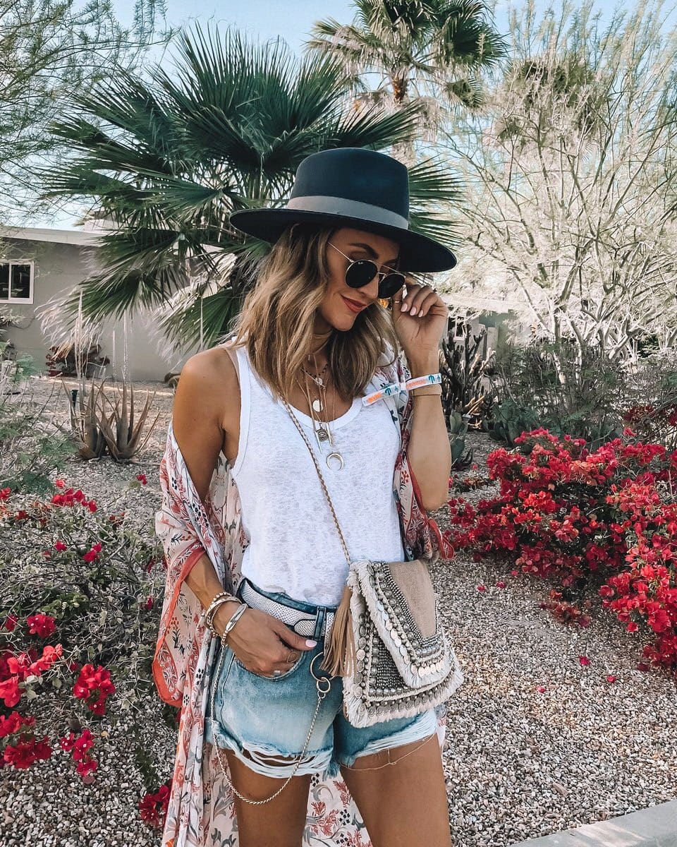 Travel Blogger Karina Reske | Stagecoach outfit | Cutt off shorts | floral kimono | western look | stagecoach style | Grey western booties