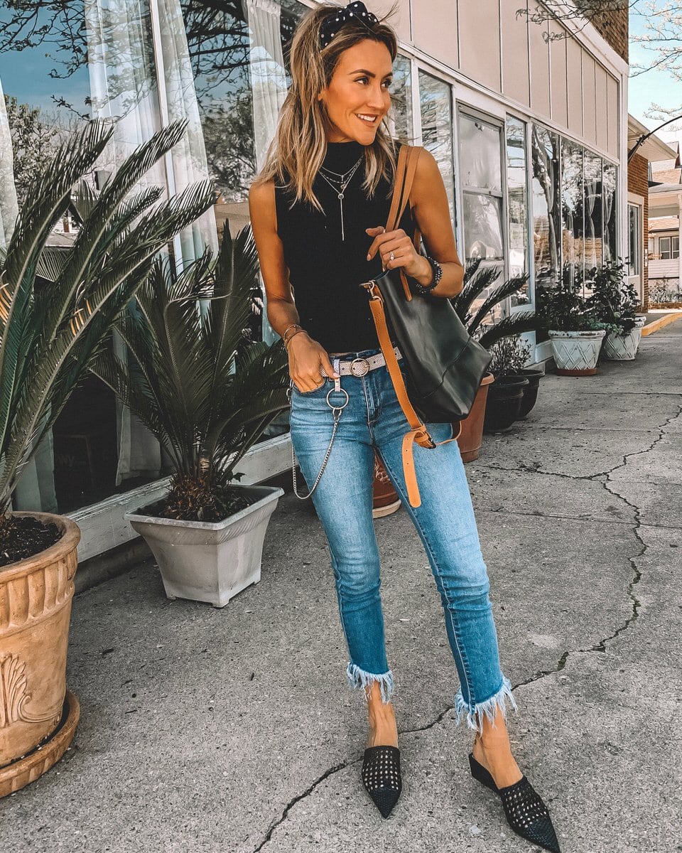 Karina Reske | fringe jeans | chain belt | weave pointy toe shoes | sleeveless sweater | able leather tote | street style