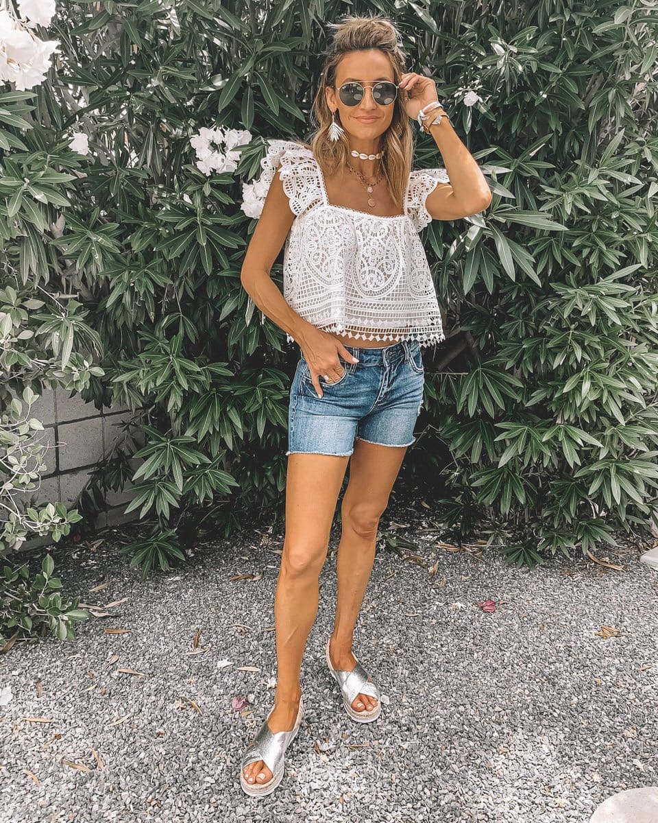 Karina Reske | Palm Springs Style | Kut medium lenght shorts | lace top | silver espadrlles 