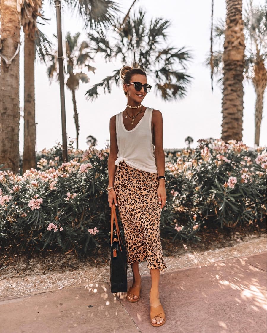 pensionist Nævne pave 6 Ways to Wear a Midi Leopard Print Skirt - Karina Style Diaries