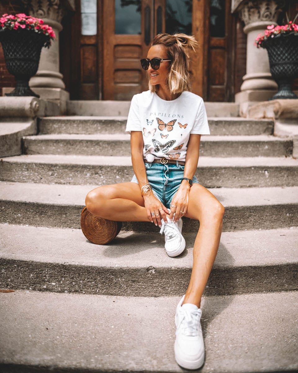 Karina Reske | Butterfly t-shirt | high waisted jeans shorts and white sneakers | summer casual t-shirt look