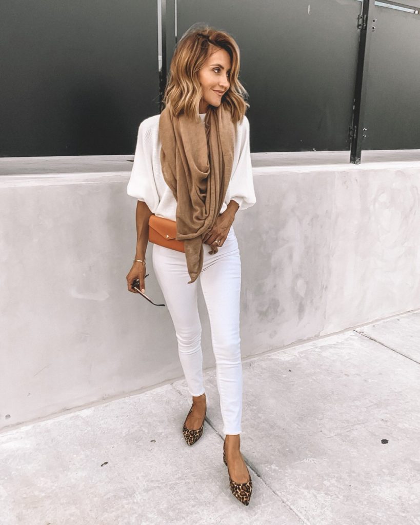 Karina Style Diaries wearing white skinny jeans white sweater camel cashmere oversided scarf leather belt bag leopard print pointy flat shoes all white outfit