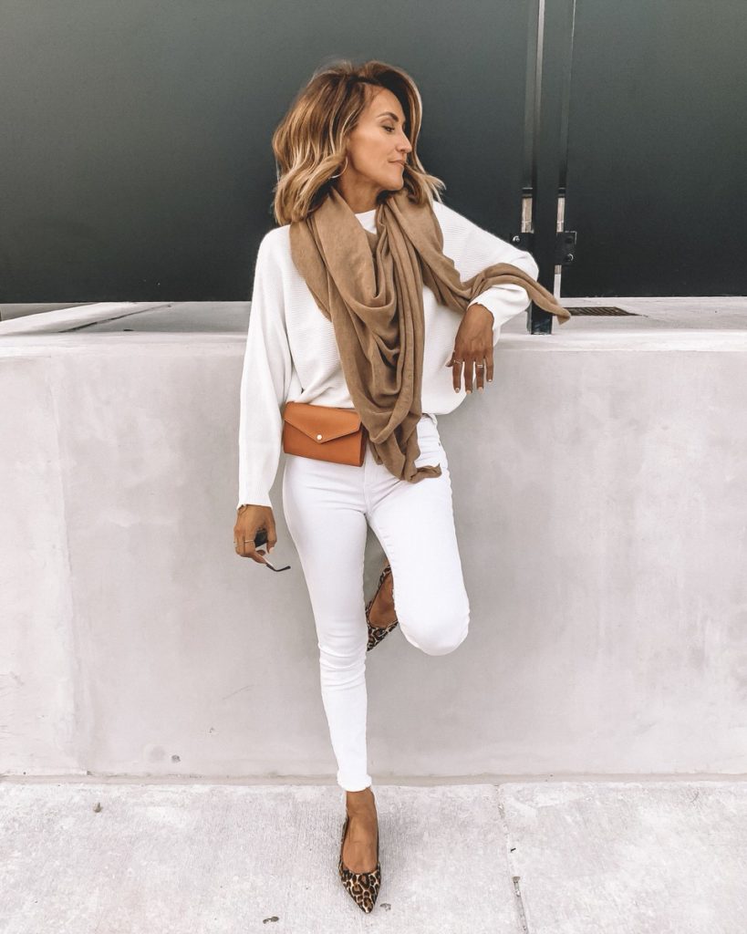 Karina Style Diaries wearing white skinny jeans white sweater camel cashmere oversided scarf leather belt bag leopard print pointy flat shoes all white outfit