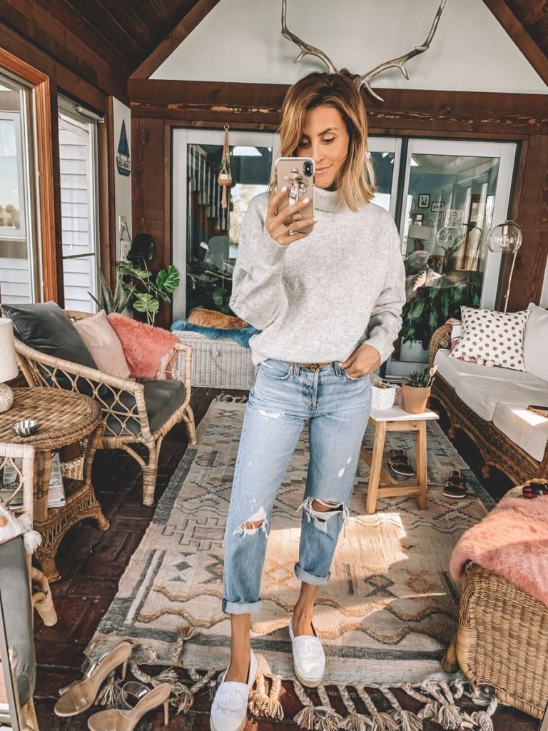 Karina Style Diaries wearing turtleneck grey sweater levis wedgie