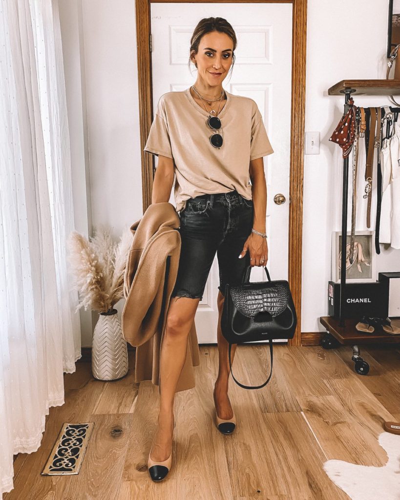 How to style an oversized tee neutral black and tan spring outfit