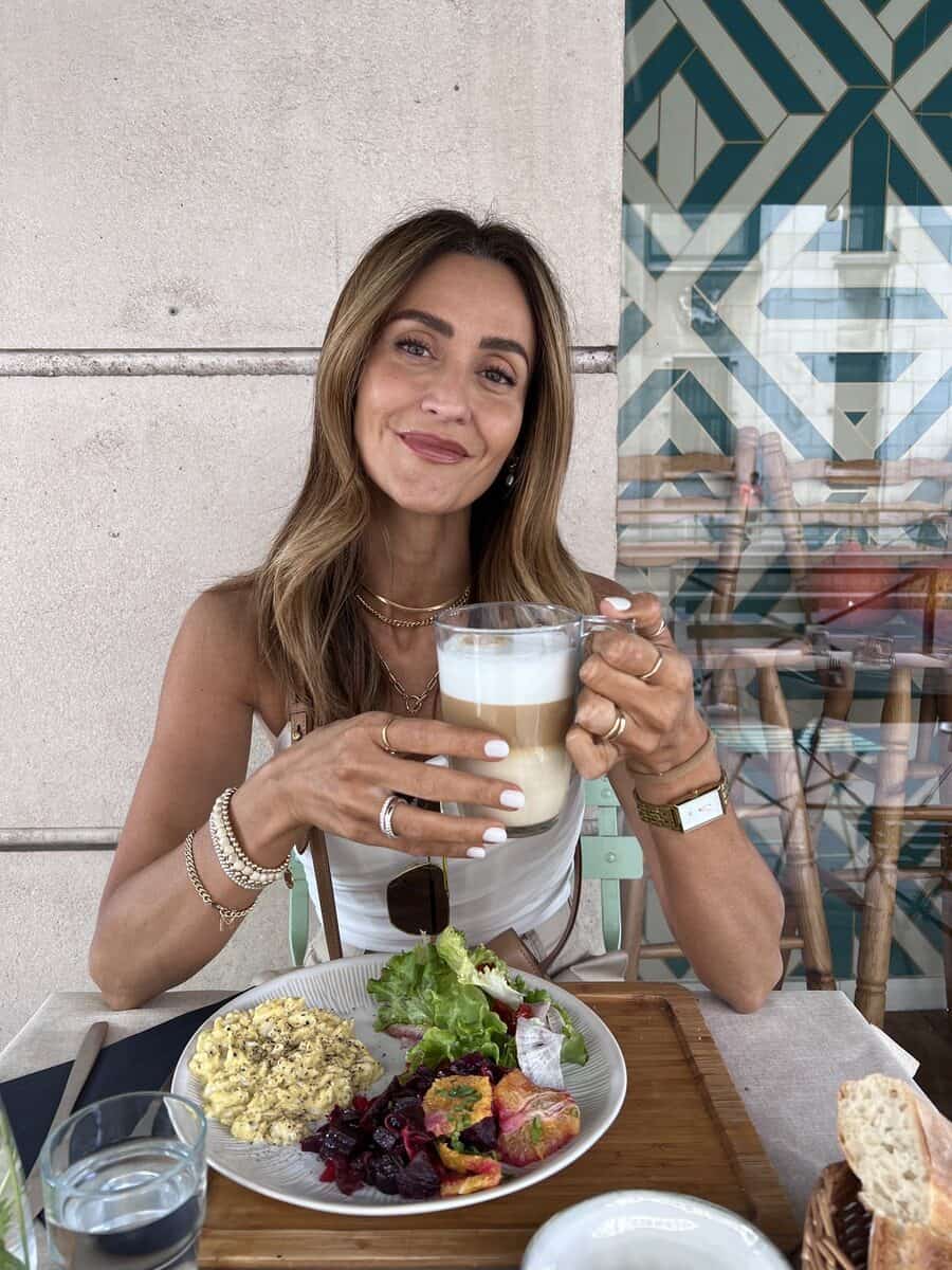 Karina Reske at Apégo café Paris 