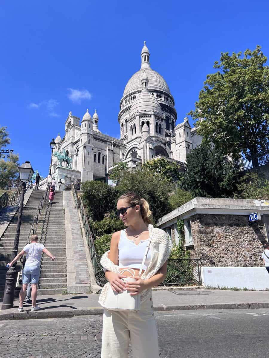 Bella at sacré-cœur, Paris 