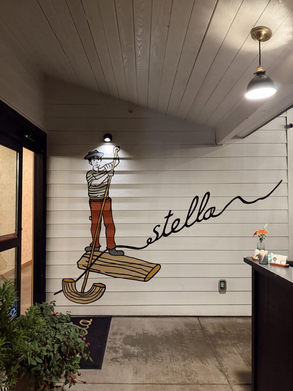 Stella Kenwood restaurant exterior/entrance