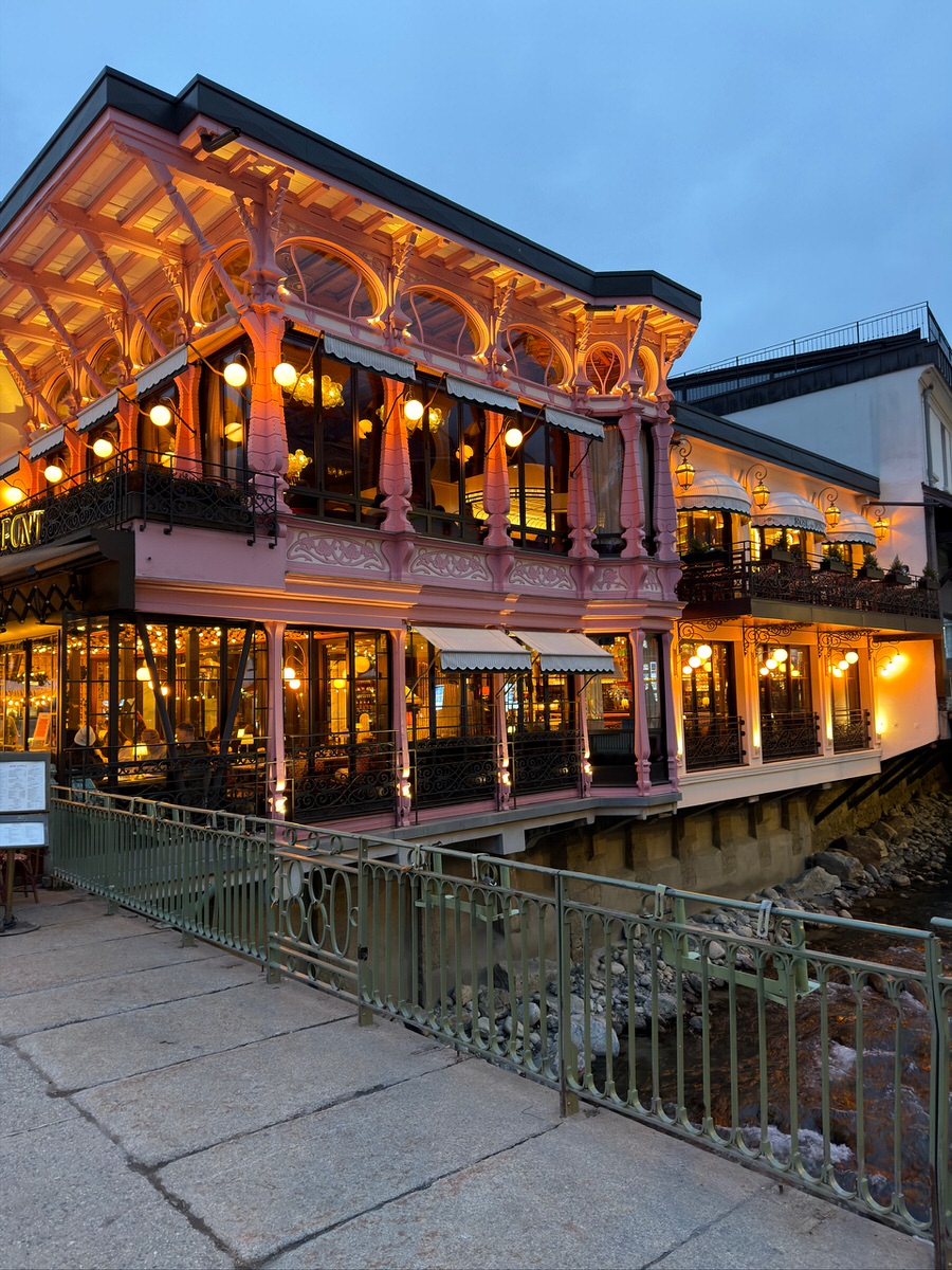 facade of rose du pont