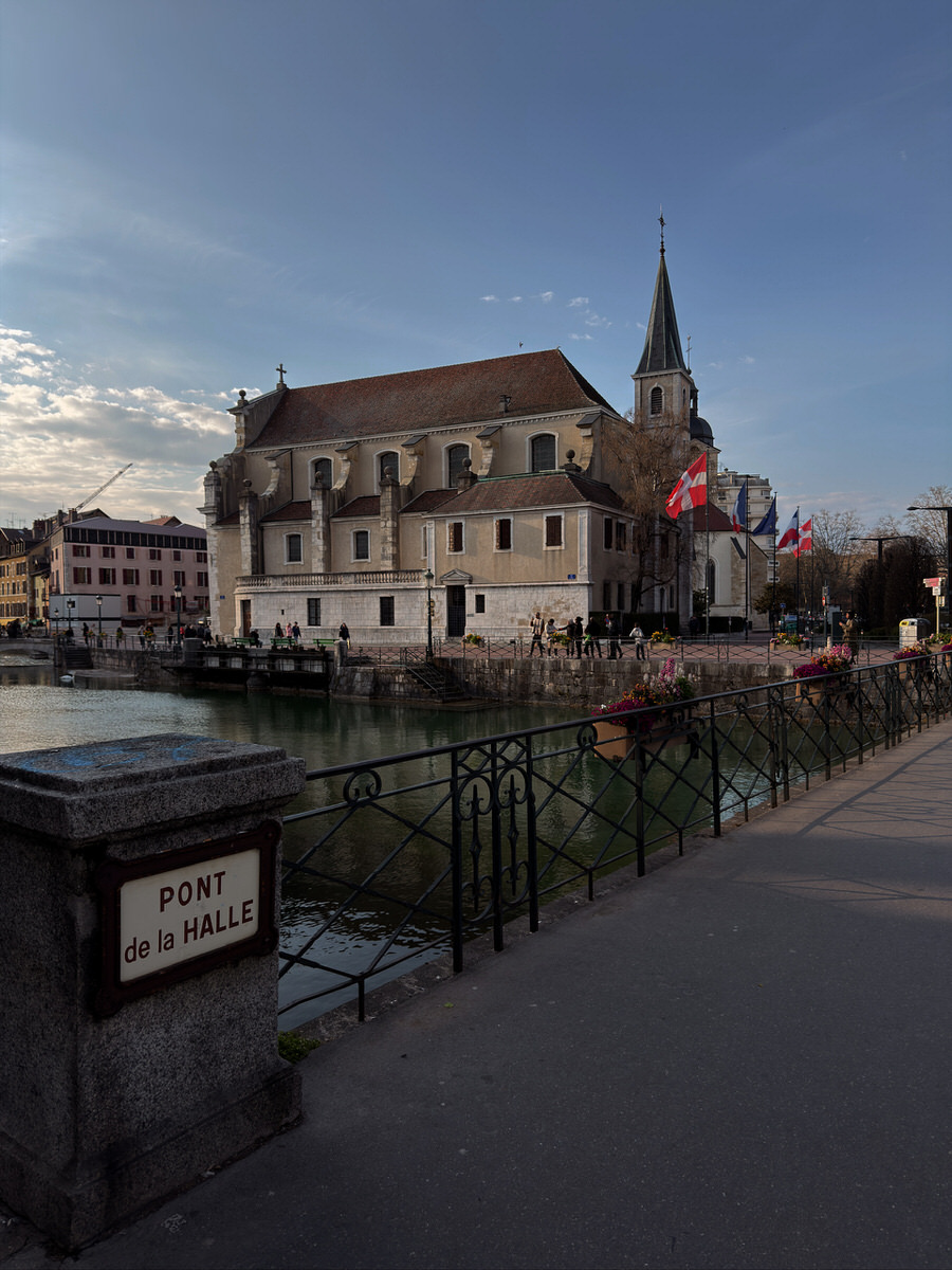 vieille ville enterance in annecy